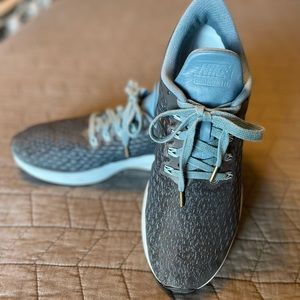 3/$15 EUC Women’s Nike Zoom Pegasus 35 size 12. Good used condition, blue/black.